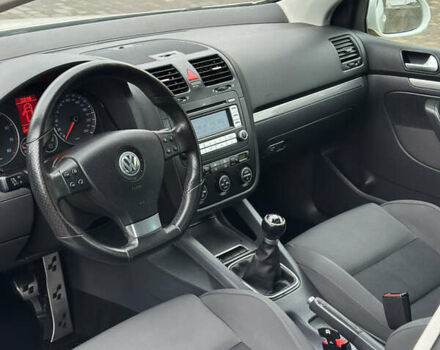 Белый Фольксваген Гольф, объемом двигателя 1.6 л и пробегом 215 тыс. км за 6500 $, фото 99 на Automoto.ua