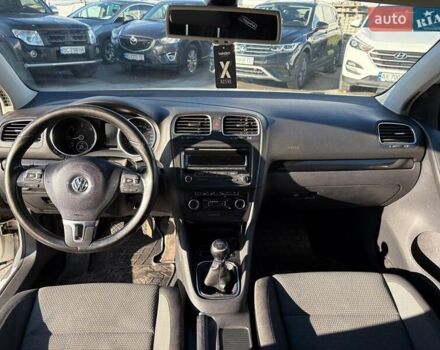 Белый Фольксваген Гольф, объемом двигателя 1.6 л и пробегом 243 тыс. км за 8590 $, фото 6 на Automoto.ua