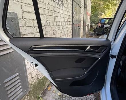 Фольксваген Гольф 2013 в Киеве на Automoto.ua Белый Фольксваген Гольф, объемом двигателя 1.97 л и пробегом 143 тыс. км за 14200 $, фото 15 на Automoto.ua