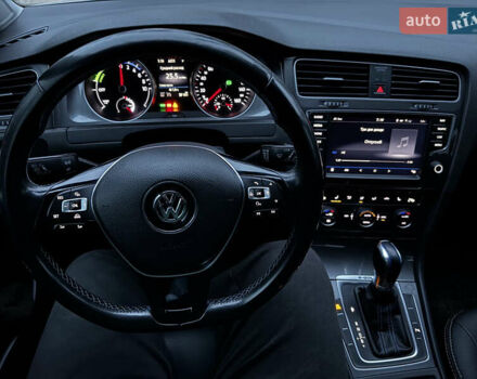 Фольксваген Гольф 2017 в Днепре (Днепропетровске) на Automoto.ua Белый Фольксваген Гольф, объемом двигателя 0 л и пробегом 113 тыс. км за 9200 $, фото 29 на Automoto.ua