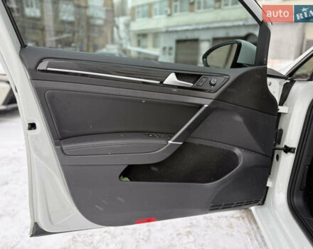 Белый Фольксваген Гольф, объемом двигателя 1.8 л и пробегом 111 тыс. км за 17000 $, фото 11 на Automoto.ua