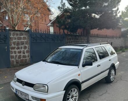 Белый Фольксваген Гольф, объемом двигателя 1.8 л и пробегом 330 тыс. км за 2400 $, фото 1 на Automoto.ua