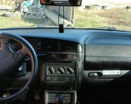 Белый Фольксваген Гольф, объемом двигателя 1.8 л и пробегом 250 тыс. км за 3000 $, фото 4 на Automoto.ua