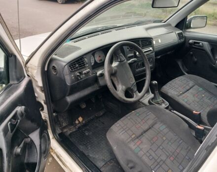 Белый Фольксваген Гольф, объемом двигателя 1.9 л и пробегом 267 тыс. км за 800 $, фото 4 на Automoto.ua