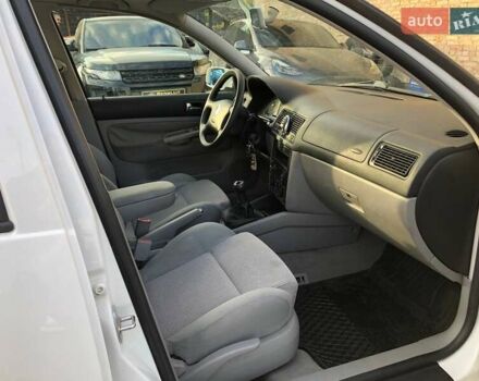 Белый Фольксваген Гольф, объемом двигателя 1.6 л и пробегом 175 тыс. км за 3250 $, фото 4 на Automoto.ua