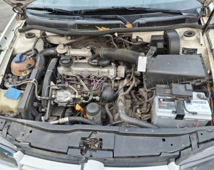 Белый Фольксваген Гольф, объемом двигателя 2 л и пробегом 100 тыс. км за 2500 $, фото 6 на Automoto.ua