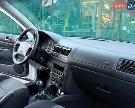 Білий Фольксваген Гольф, об'ємом двигуна 1.39 л та пробігом 193 тис. км за 4650 $, фото 35 на Automoto.ua