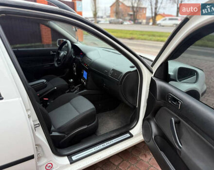 Білий Фольксваген Гольф, об'ємом двигуна 1.6 л та пробігом 244 тис. км за 4600 $, фото 13 на Automoto.ua