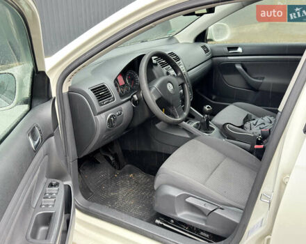 Белый Фольксваген Гольф, объемом двигателя 1.6 л и пробегом 185 тыс. км за 6600 $, фото 14 на Automoto.ua