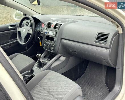 Белый Фольксваген Гольф, объемом двигателя 1.6 л и пробегом 185 тыс. км за 6600 $, фото 18 на Automoto.ua