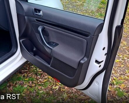 Белый Фольксваген Гольф, объемом двигателя 1.6 л и пробегом 256 тыс. км за 7550 $, фото 5 на Automoto.ua