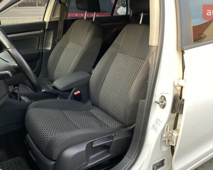 Белый Фольксваген Гольф, объемом двигателя 1.6 л и пробегом 220 тыс. км за 7099 $, фото 44 на Automoto.ua