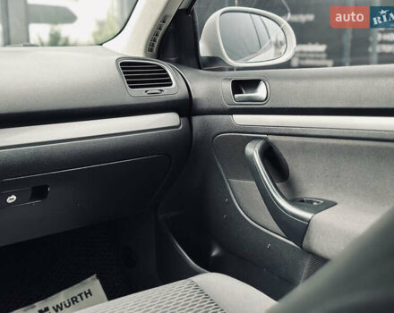 Белый Фольксваген Гольф, объемом двигателя 1.6 л и пробегом 263 тыс. км за 7999 $, фото 27 на Automoto.ua