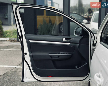 Белый Фольксваген Гольф, объемом двигателя 1.6 л и пробегом 263 тыс. км за 7999 $, фото 15 на Automoto.ua