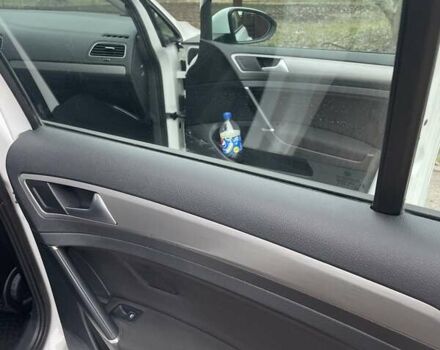 Белый Фольксваген Гольф, объемом двигателя 1.6 л и пробегом 233 тыс. км за 9000 $, фото 9 на Automoto.ua