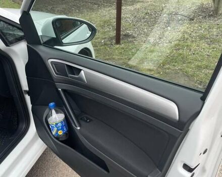 Белый Фольксваген Гольф, объемом двигателя 1.6 л и пробегом 233 тыс. км за 9000 $, фото 12 на Automoto.ua