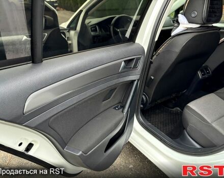 Білий Фольксваген Гольф, об'ємом двигуна 1.6 л та пробігом 246 тис. км за 9350 $, фото 9 на Automoto.ua