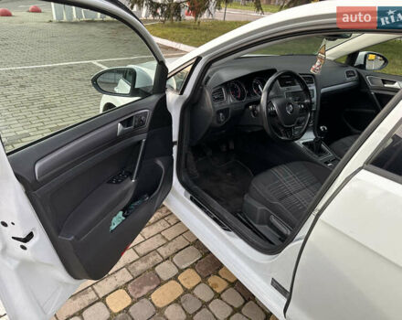 Білий Фольксваген Гольф, об'ємом двигуна 1.6 л та пробігом 280 тис. км за 9800 $, фото 9 на Automoto.ua