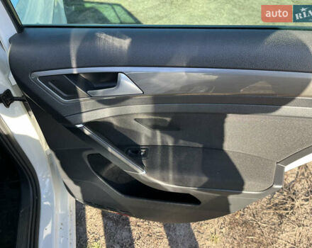 Белый Фольксваген Гольф, объемом двигателя 1.6 л и пробегом 238 тыс. км за 15000 $, фото 62 на Automoto.ua