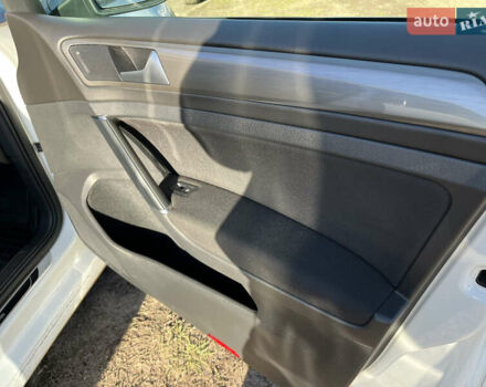 Белый Фольксваген Гольф, объемом двигателя 1.6 л и пробегом 238 тыс. км за 15000 $, фото 57 на Automoto.ua