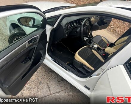 Белый Фольксваген Гольф, объемом двигателя 1.6 л и пробегом 275 тыс. км за 10500 $, фото 5 на Automoto.ua