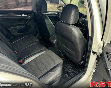 Белый Фольксваген Гольф, объемом двигателя 1.6 л и пробегом 290 тыс. км за 12000 $, фото 6 на Automoto.ua