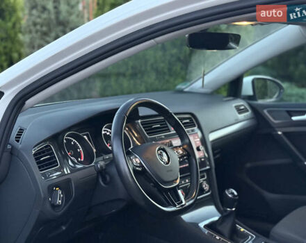 Белый Фольксваген Гольф, объемом двигателя 1.6 л и пробегом 240 тыс. км за 13200 $, фото 4 на Automoto.ua