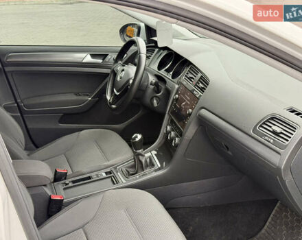 Білий Фольксваген Гольф, об'ємом двигуна 1.6 л та пробігом 217 тис. км за 12800 $, фото 34 на Automoto.ua