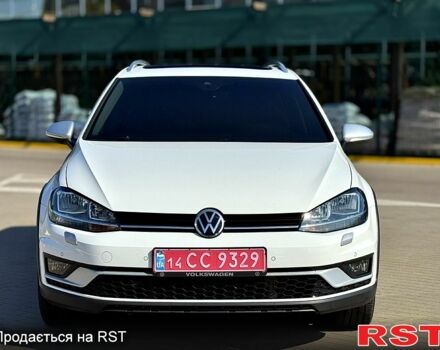 Белый Фольксваген Гольф, объемом двигателя 1.8 л и пробегом 176 тыс. км за 22322 $, фото 1 на Automoto.ua
