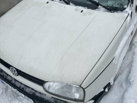 Белый Фольксваген Гольф, объемом двигателя 1.39 л и пробегом 94 тыс. км за 1500 $, фото 1 на Automoto.ua