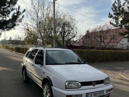 Белый Фольксваген Гольф, объемом двигателя 1.8 л и пробегом 330 тыс. км за 2400 $, фото 1 на Automoto.ua