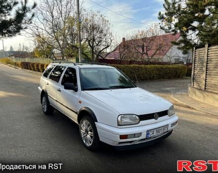 Белый Фольксваген Гольф, объемом двигателя 1.8 л и пробегом 300 тыс. км за 2400 $, фото 1 на Automoto.ua