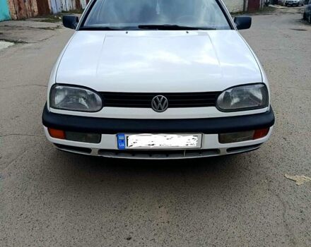 Белый Фольксваген Гольф, объемом двигателя 1.8 л и пробегом 200 тыс. км за 2300 $, фото 1 на Automoto.ua