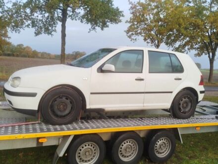 Белый Фольксваген Гольф, объемом двигателя 1.6 л и пробегом 200 тыс. км за 3999 $, фото 1 на Automoto.ua