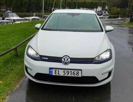 Белый Фольксваген Гольф, объемом двигателя 0 л и пробегом 122 тыс. км за 8200 $, фото 1 на Automoto.ua