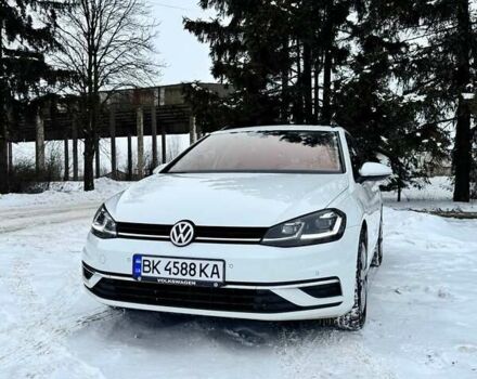 Белый Фольксваген Гольф, объемом двигателя 1.6 л и пробегом 219 тыс. км за 12800 $, фото 1 на Automoto.ua