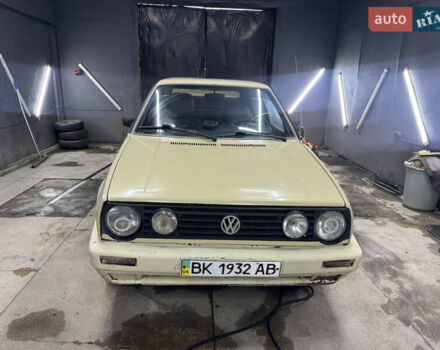 Бежевый Фольксваген Гольф, объемом двигателя 1.8 л и пробегом 200 тыс. км за 800 $, фото 1 на Automoto.ua