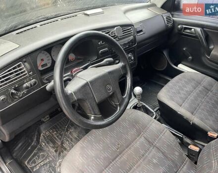 Черный Фольксваген Гольф, объемом двигателя 1.6 л и пробегом 280 тыс. км за 2900 $, фото 14 на Automoto.ua