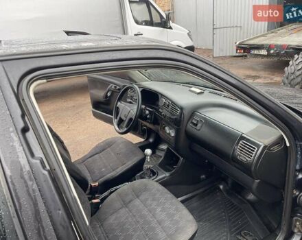 Черный Фольксваген Гольф, объемом двигателя 1.6 л и пробегом 280 тыс. км за 2900 $, фото 28 на Automoto.ua