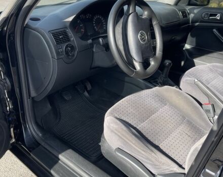 Черный Фольксваген Гольф, объемом двигателя 1.6 л и пробегом 210 тыс. км за 4500 $, фото 5 на Automoto.ua