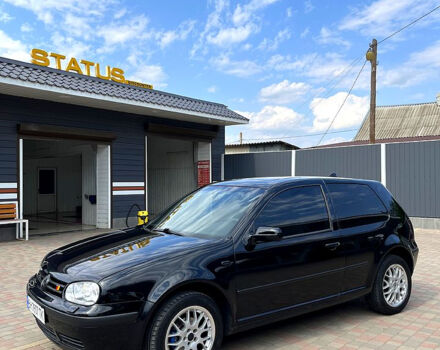 Черный Фольксваген Гольф, объемом двигателя 1.6 л и пробегом 300 тыс. км за 3900 $, фото 4 на Automoto.ua