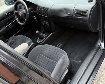 Черный Фольксваген Гольф, объемом двигателя 1.6 л и пробегом 286 тыс. км за 4000 $, фото 11 на Automoto.ua