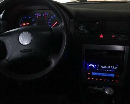 Черный Фольксваген Гольф, объемом двигателя 1.39 л и пробегом 230 тыс. км за 3000 $, фото 10 на Automoto.ua