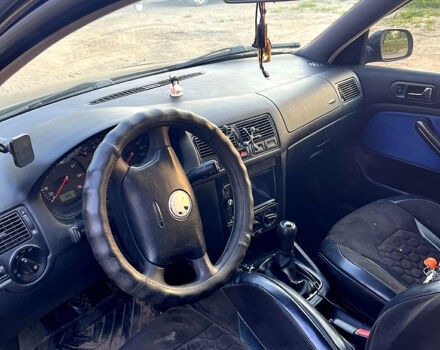 Черный Фольксваген Гольф, объемом двигателя 1.4 л и пробегом 370 тыс. км за 3250 $, фото 6 на Automoto.ua