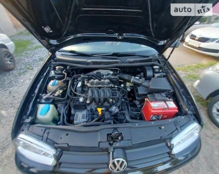 Черный Фольксваген Гольф, объемом двигателя 1.6 л и пробегом 285 тыс. км за 4500 $, фото 5 на Automoto.ua