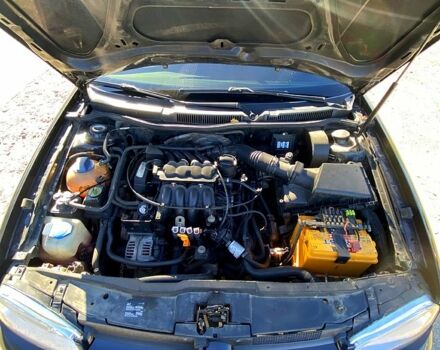 Черный Фольксваген Гольф, объемом двигателя 1.6 л и пробегом 300 тыс. км за 3600 $, фото 4 на Automoto.ua