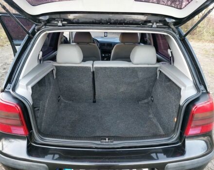 Черный Фольксваген Гольф, объемом двигателя 1.6 л и пробегом 221 тыс. км за 3900 $, фото 23 на Automoto.ua