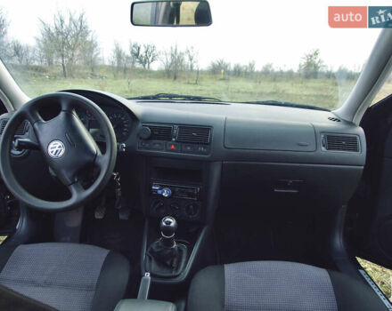 Черный Фольксваген Гольф, объемом двигателя 1.39 л и пробегом 250 тыс. км за 5000 $, фото 24 на Automoto.ua