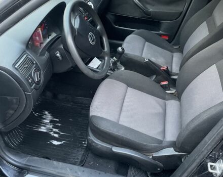 Черный Фольксваген Гольф, объемом двигателя 1.4 л и пробегом 233 тыс. км за 3700 $, фото 4 на Automoto.ua