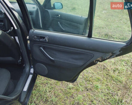 Черный Фольксваген Гольф, объемом двигателя 1.39 л и пробегом 250 тыс. км за 5000 $, фото 26 на Automoto.ua